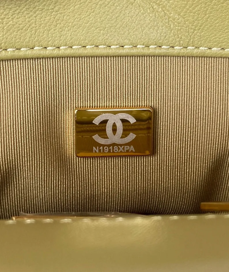 Chanel Size: 19cm Style: 81225 White
