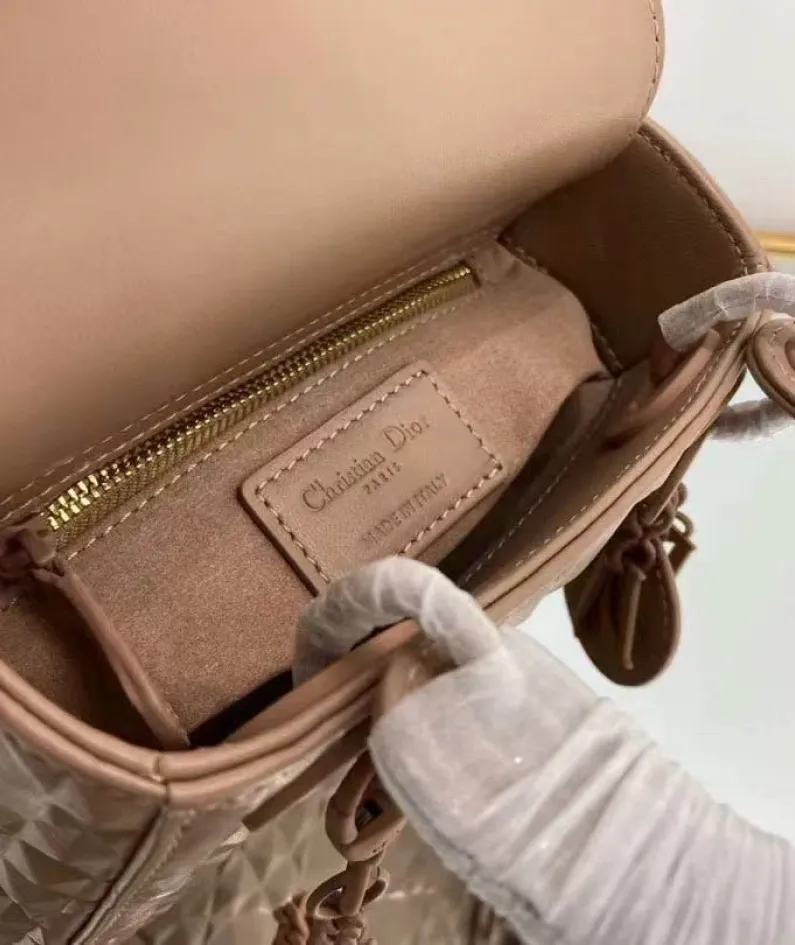 Size: 17 x 7.5x 14cm