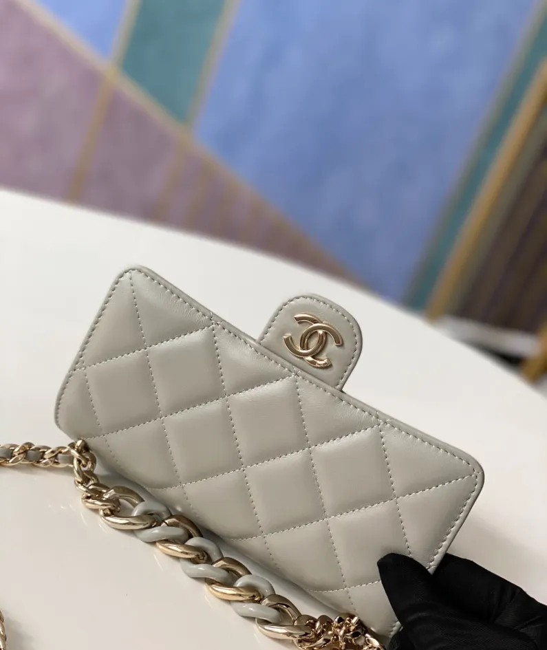 Lambskin Buckle with Light Gold Chain Size: 19cm Style Number: 81171