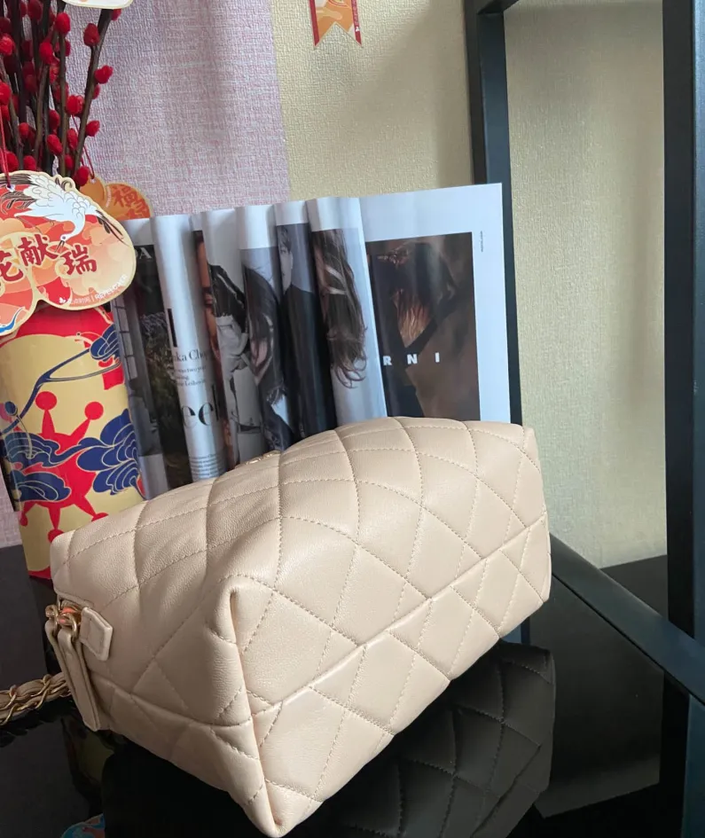 CHANEL Size: 22*10*15