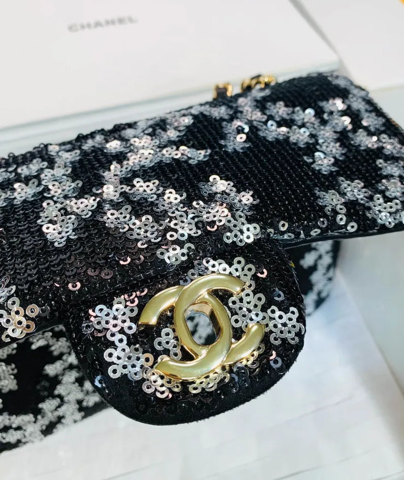 Chanel size: 20cm