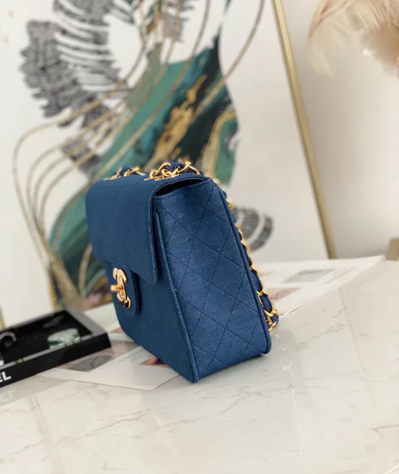 Chanel size 30.21.8cm