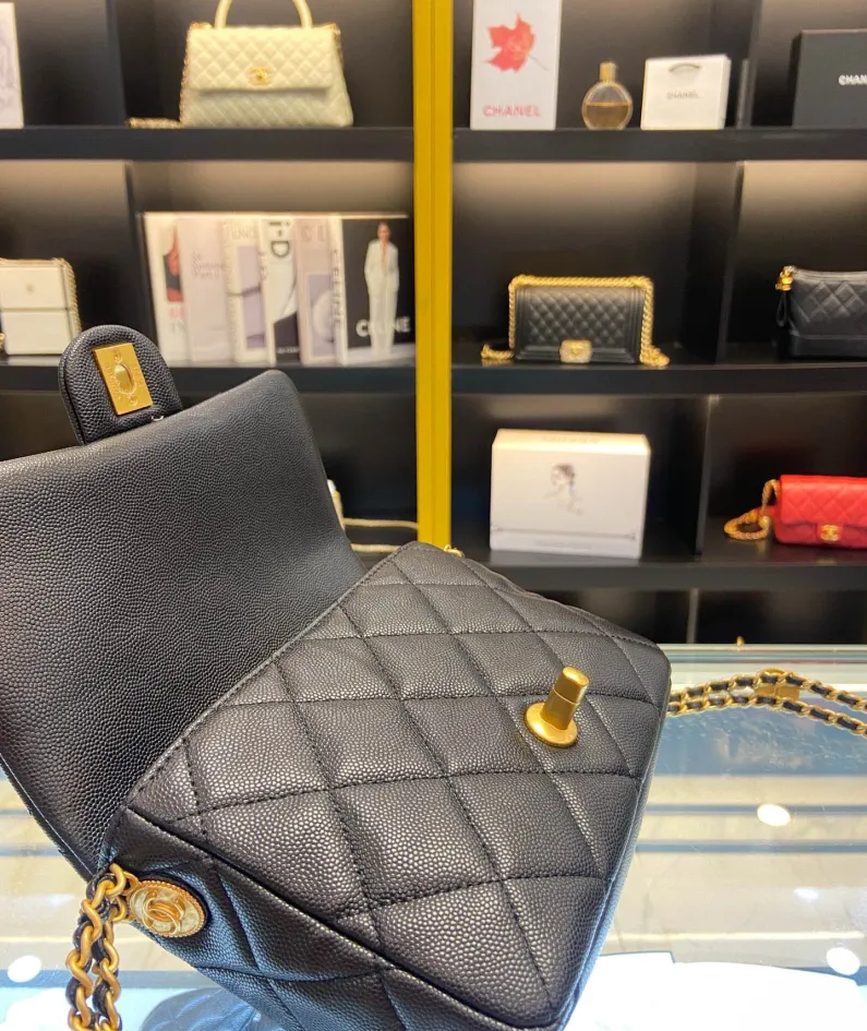 Chanel size: 21x14x6.5cm