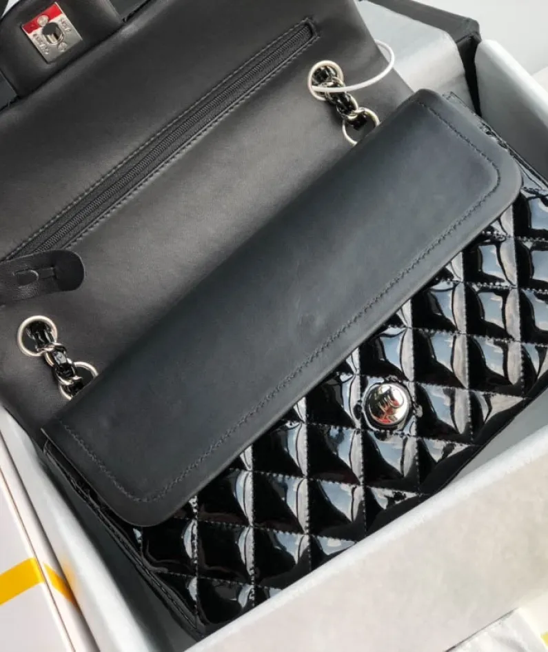 Chanel patent leather pouch size:25.5cm Ident No.: 1112