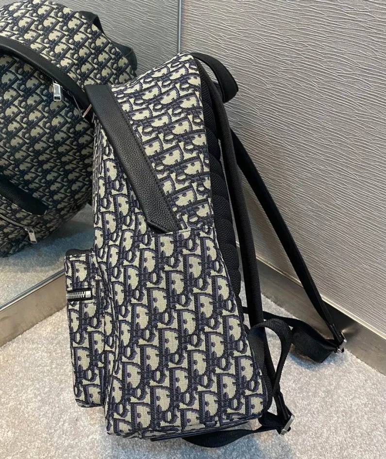 Classic duffel bag size:30*15*42cm