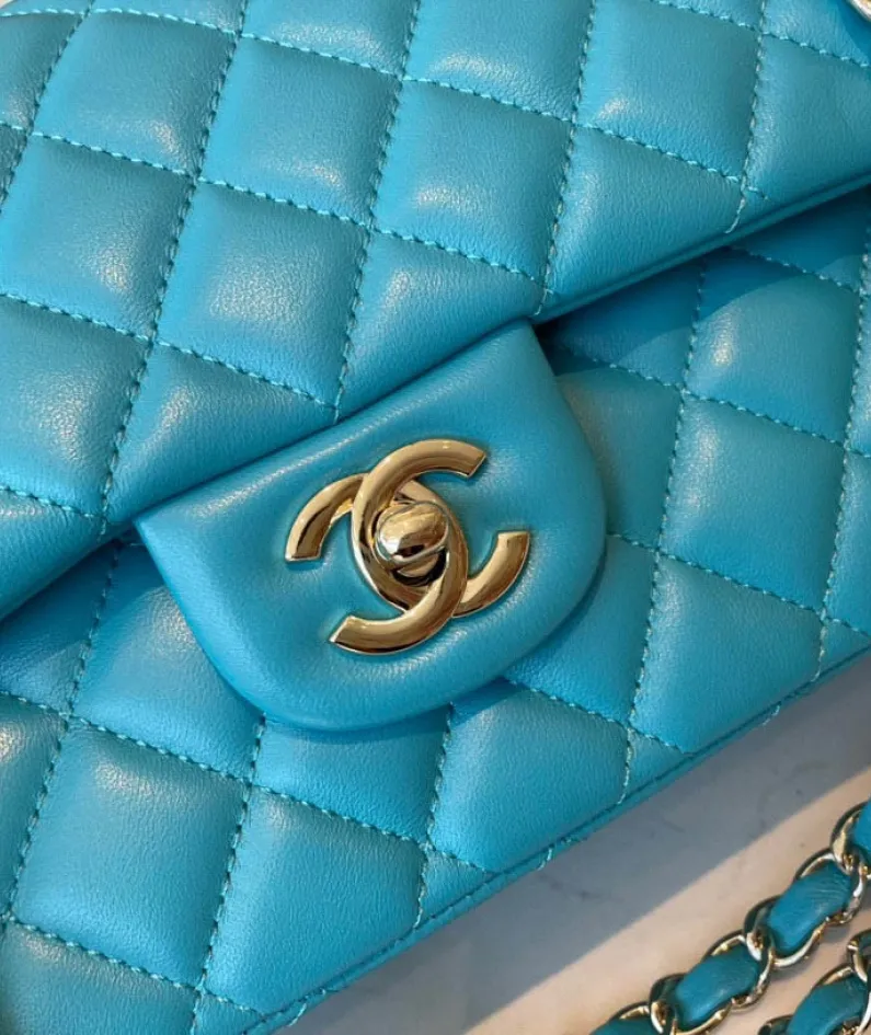 classic flap lambskin light gold buckle classic flap size:25cm