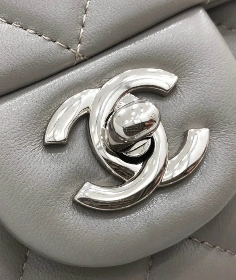 classic flap lambskin light gold buckle classic flap size:25cm