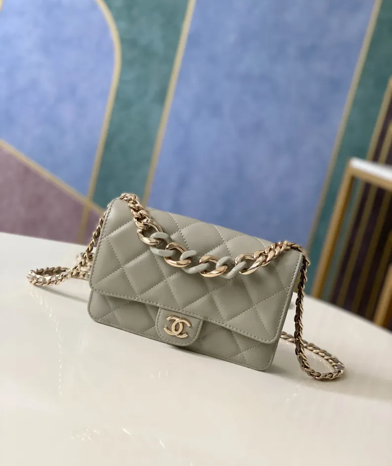 Lambskin Buckle with Light Gold Chain Size: 19cm Style Number: 81171