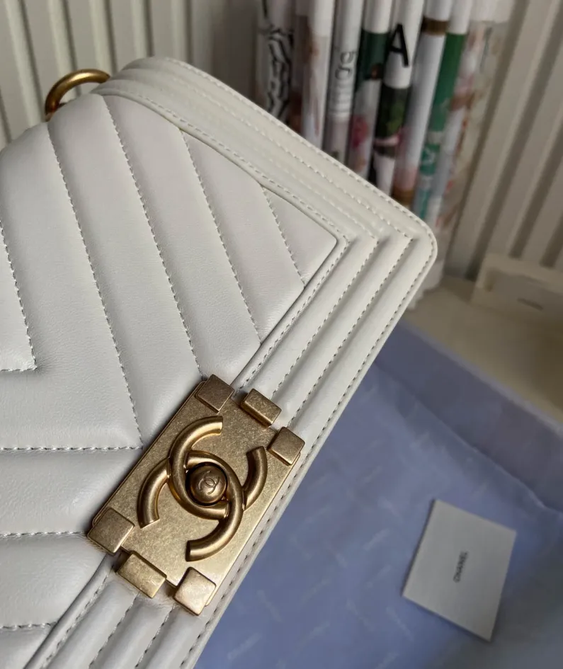 Chanel size: 25x15x9cm