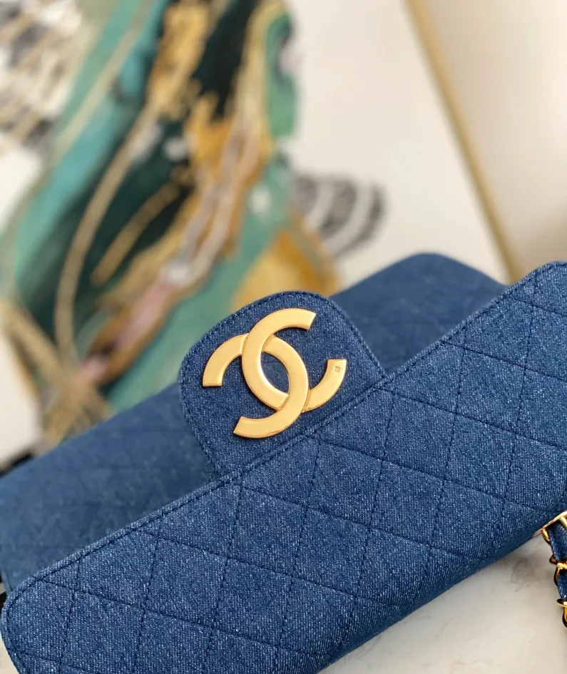Chanel size 30.21.8cm