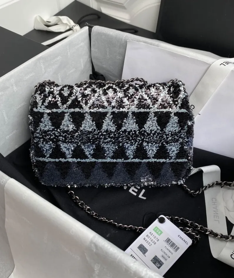 Chanel size: 15x22x7cm