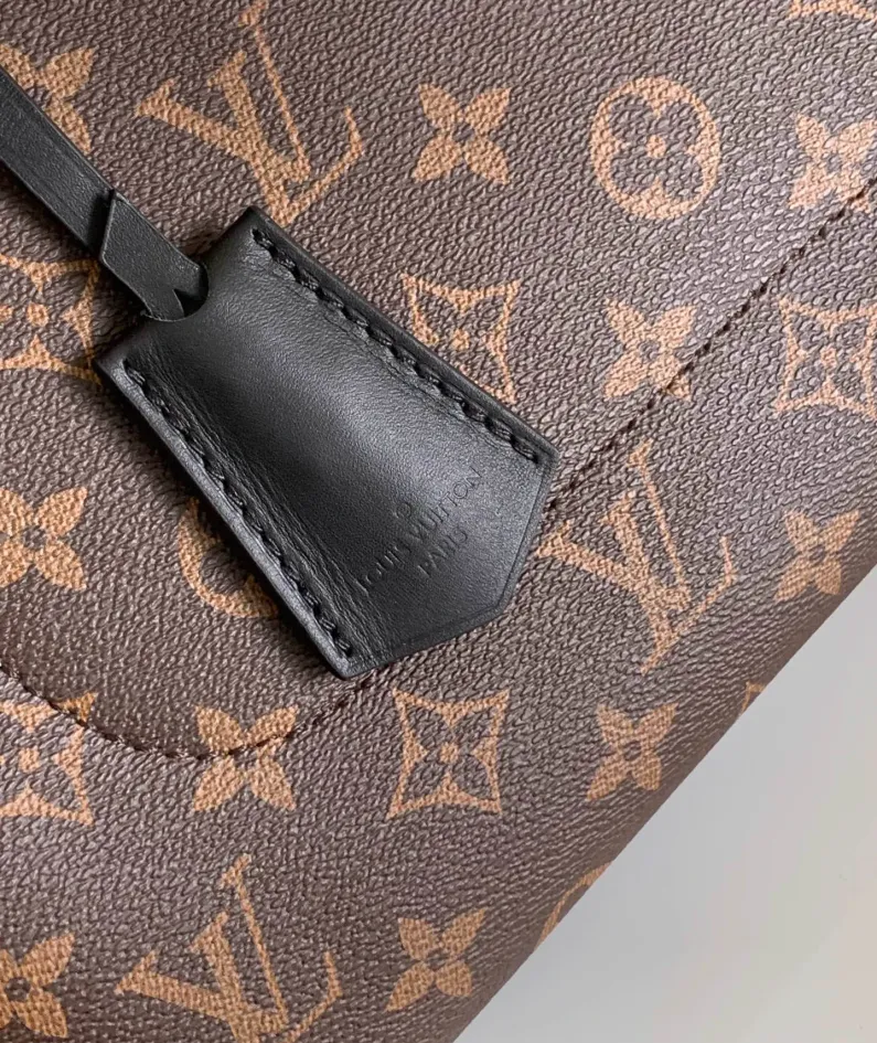 Louis Vuitton Size: 34.0 x 24.0 x 13.0 cm