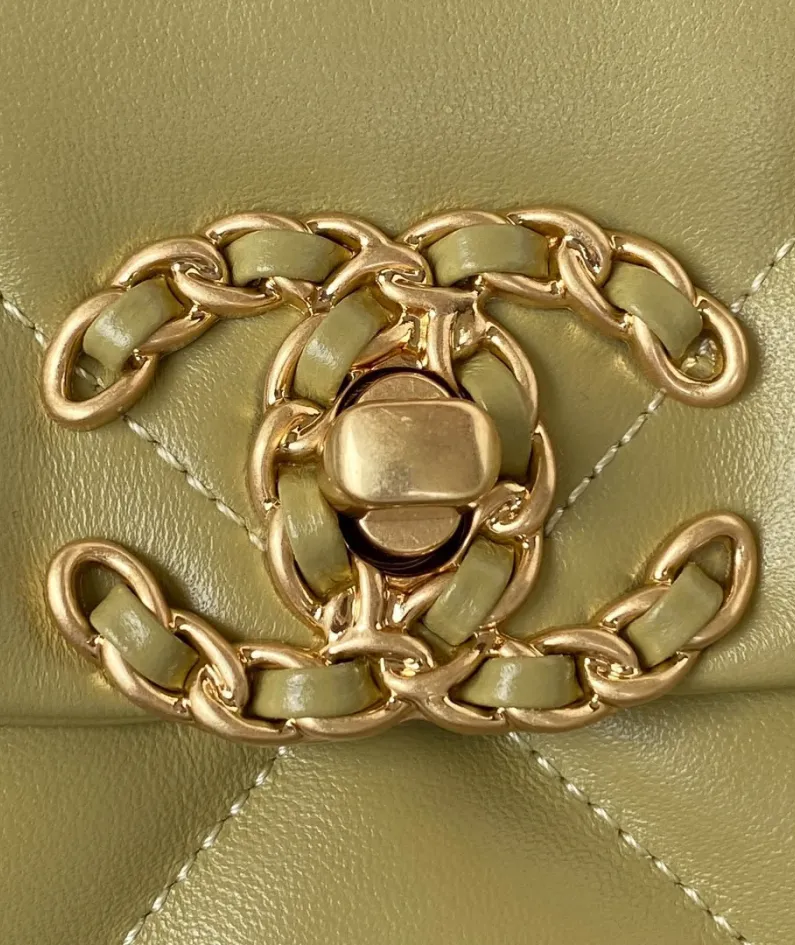 Chanel Size: 19cm Style: 81225 White