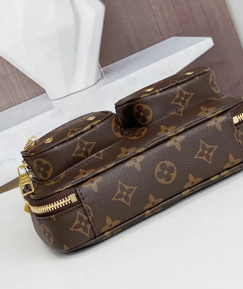 Louis Vuitton Size: 18 x 11 x 10 cm