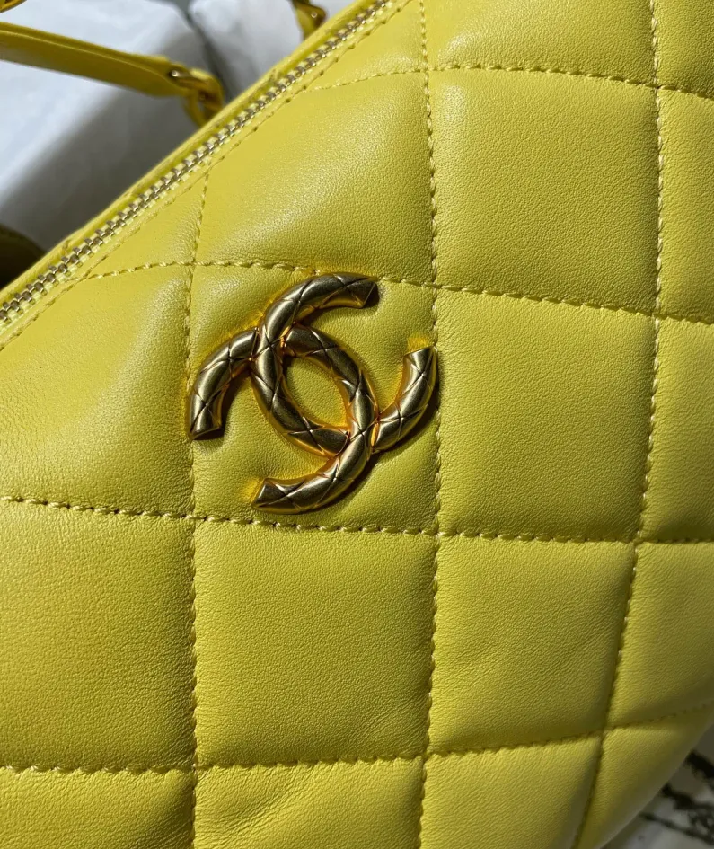 Chanel shoulder bag size: 22*10*15