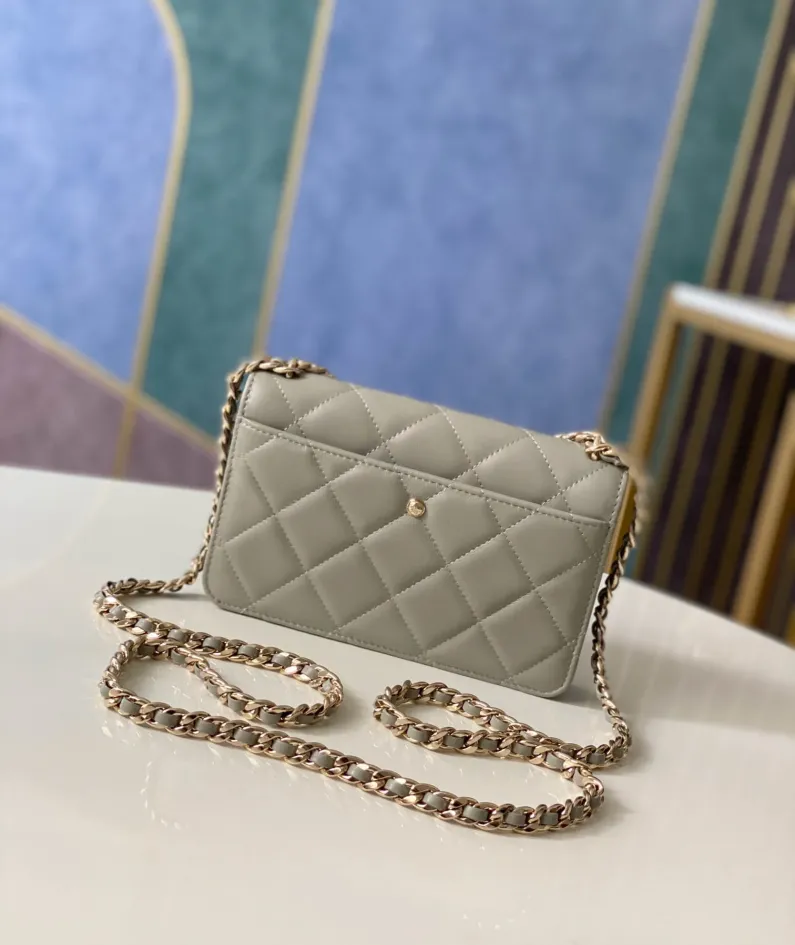 Lambskin Buckle with Light Gold Chain Size: 19cm Style Number: 81171