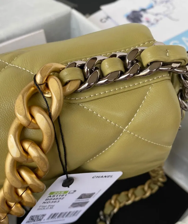 Chanel Size: 19cm Style: 81225 White
