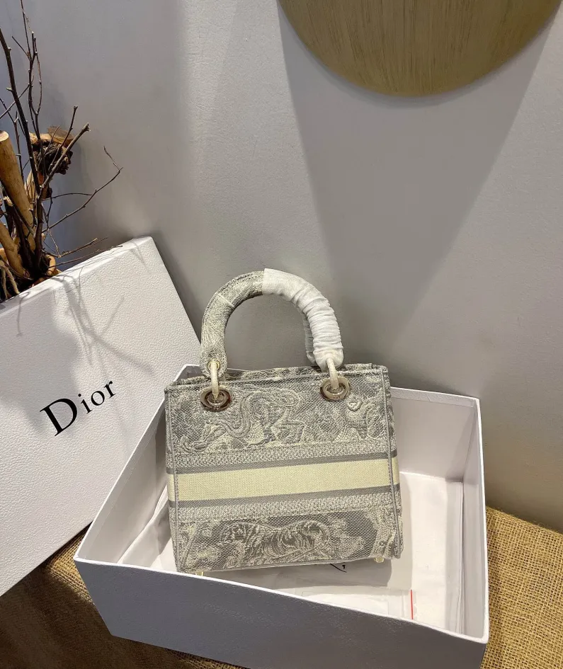Lady D-Lite 5-panel embroidery Size: 24 x 20 x 11 cm