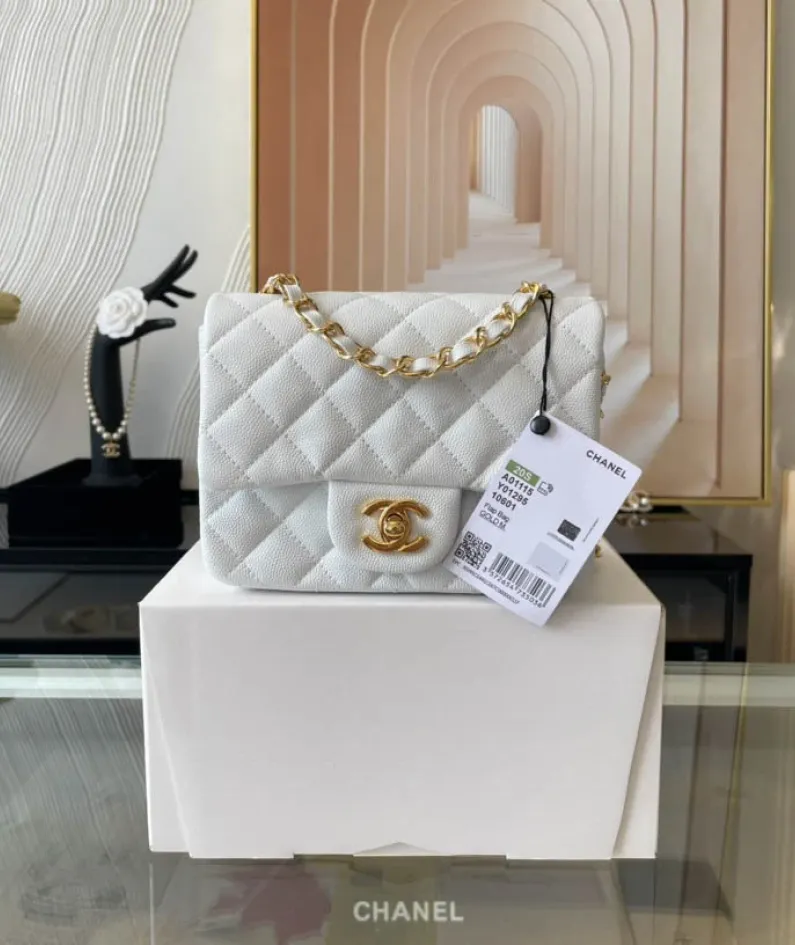 Light Silver Metal Bag Size: 17cm Ident No.: 01115