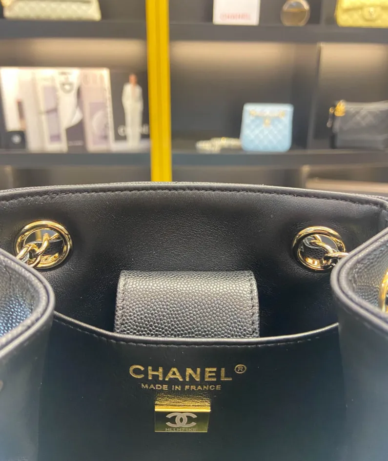 CHANEL One Shoulder Model Number: AS3176 Size: 16X15X9cm