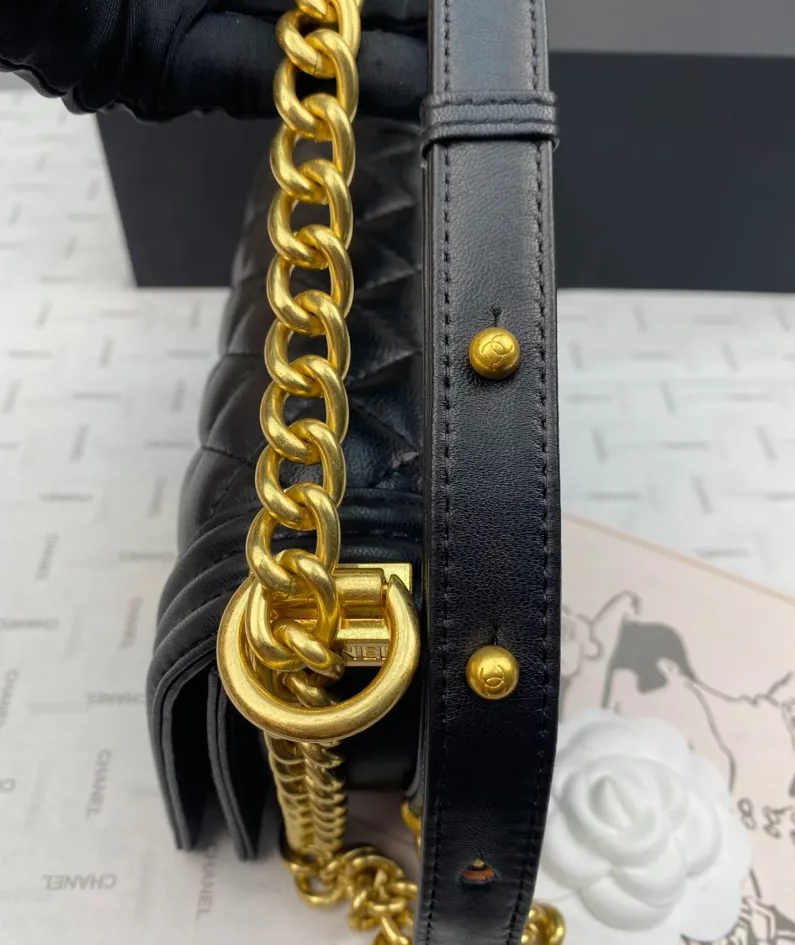 Gold Buckle Calfskin Size 20*12*7cm Model Number: 67085