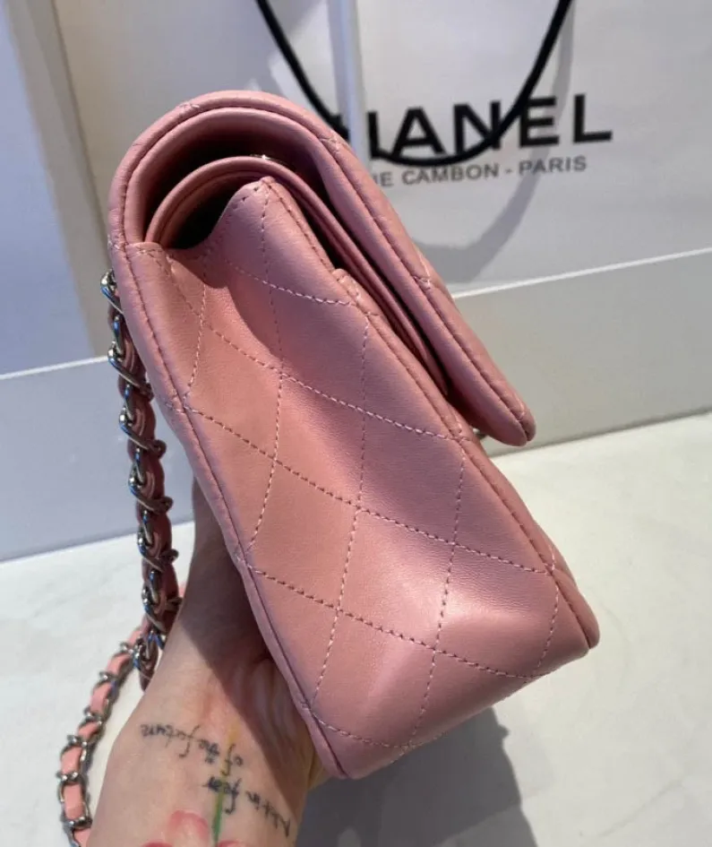 classic flap lambskin light gold buckle classic flap size:25cm