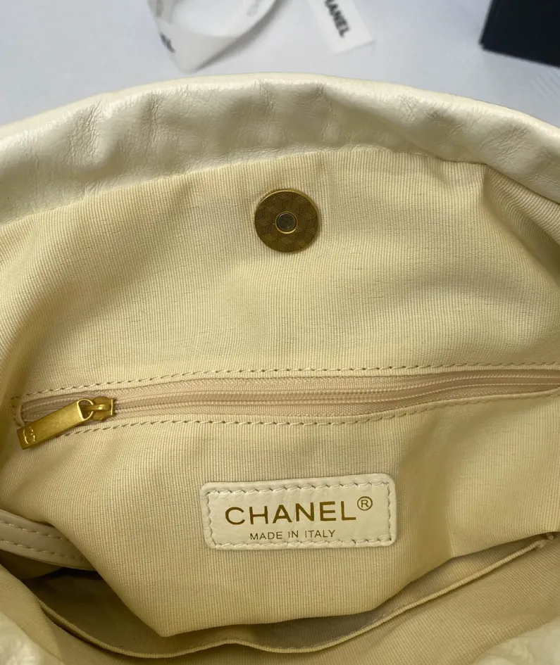 Chanel Underarm Bag Model: 8828 Size: 30*27*7 40*33*8