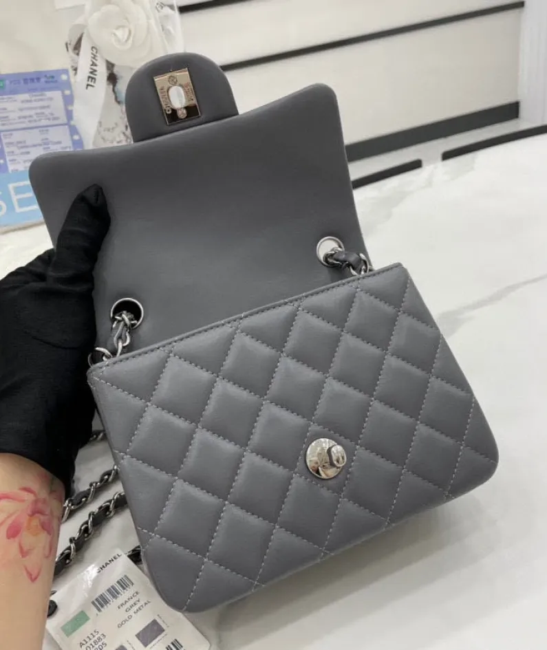 classic flap lambskin light gold buckle classic flap size:17cm