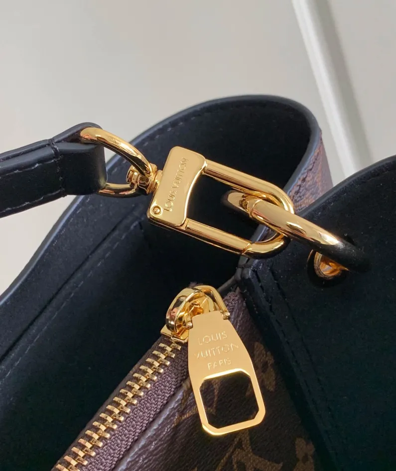 Louis Vuitton Size: 34.0 x 24.0 x 13.0 cm