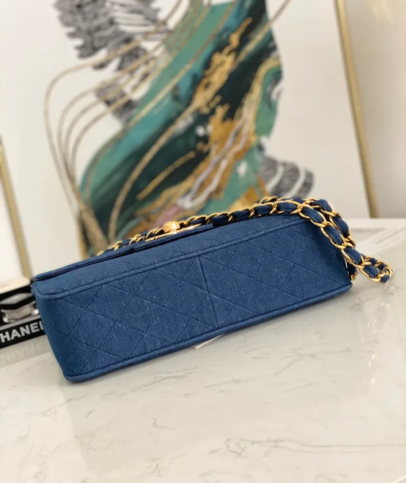 Chanel size 30.21.8cm