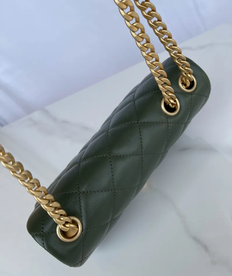 Chanel Model: AS3393 Size: 22cmX14cmX8cm