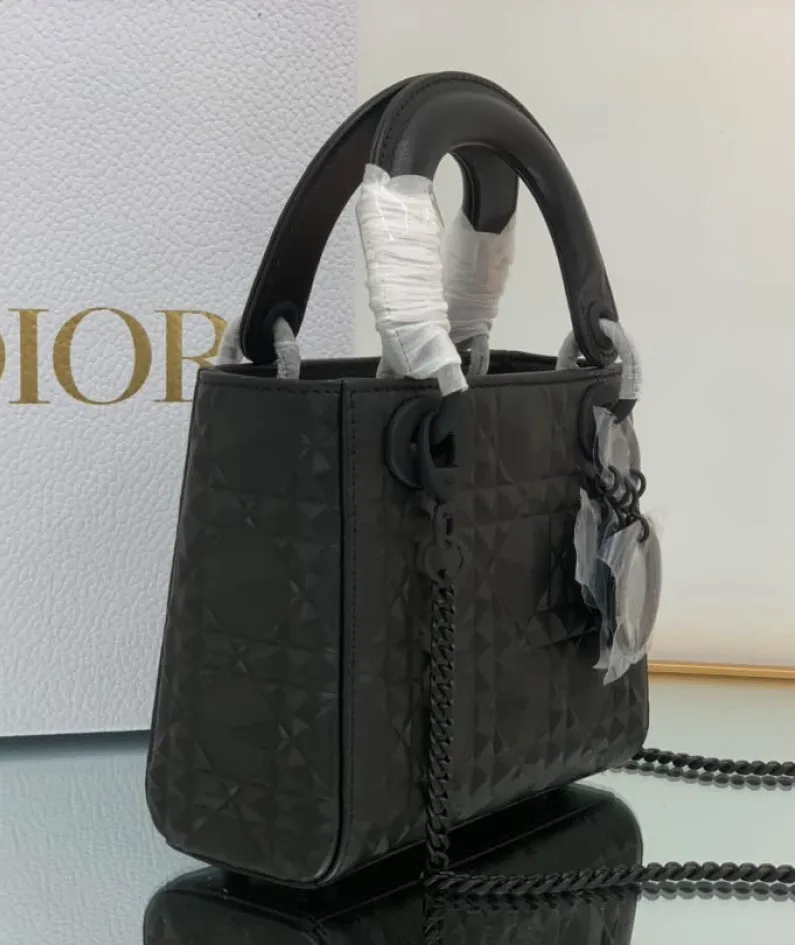 Size: 17 x 7.5x 14cm