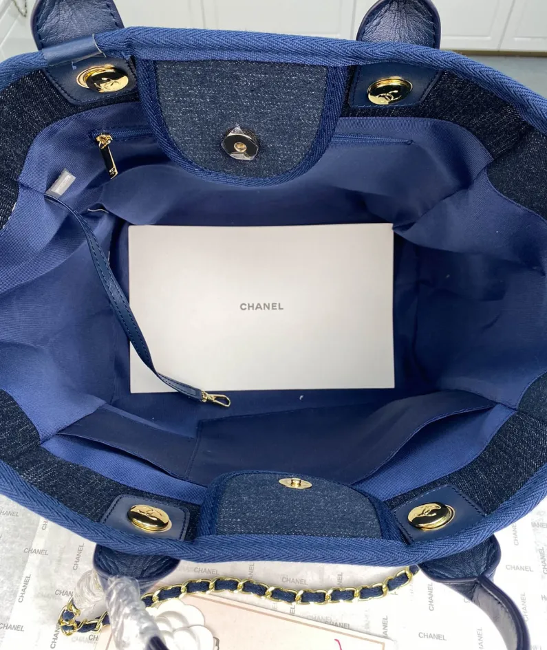 Chanel One Shoulder Handbag Size: 38*30*20 Style: 8820
