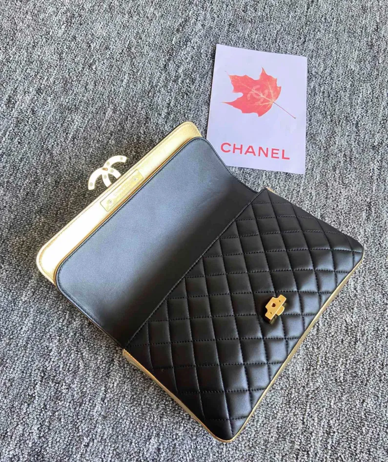 CHANEL: Model: 57276 Size: 26cm