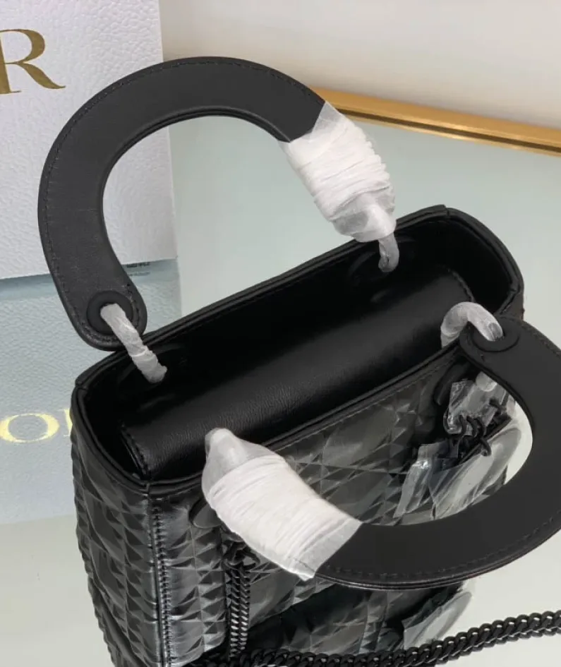Size: 17 x 7.5x 14cm