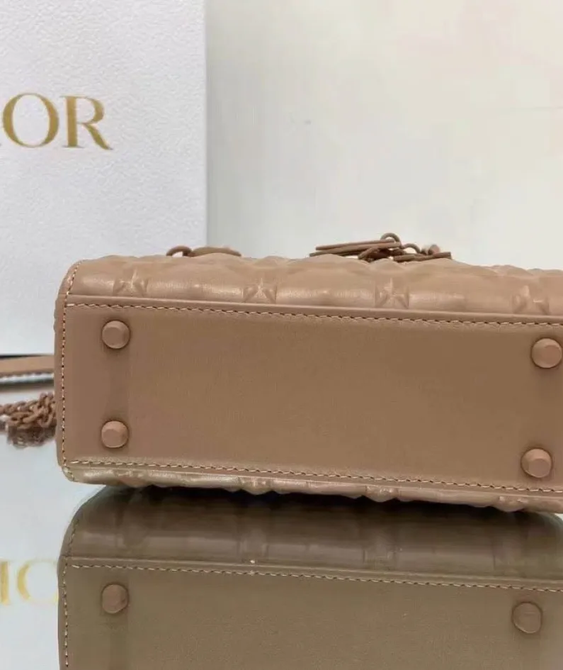 Size: 17 x 7.5x 14cm