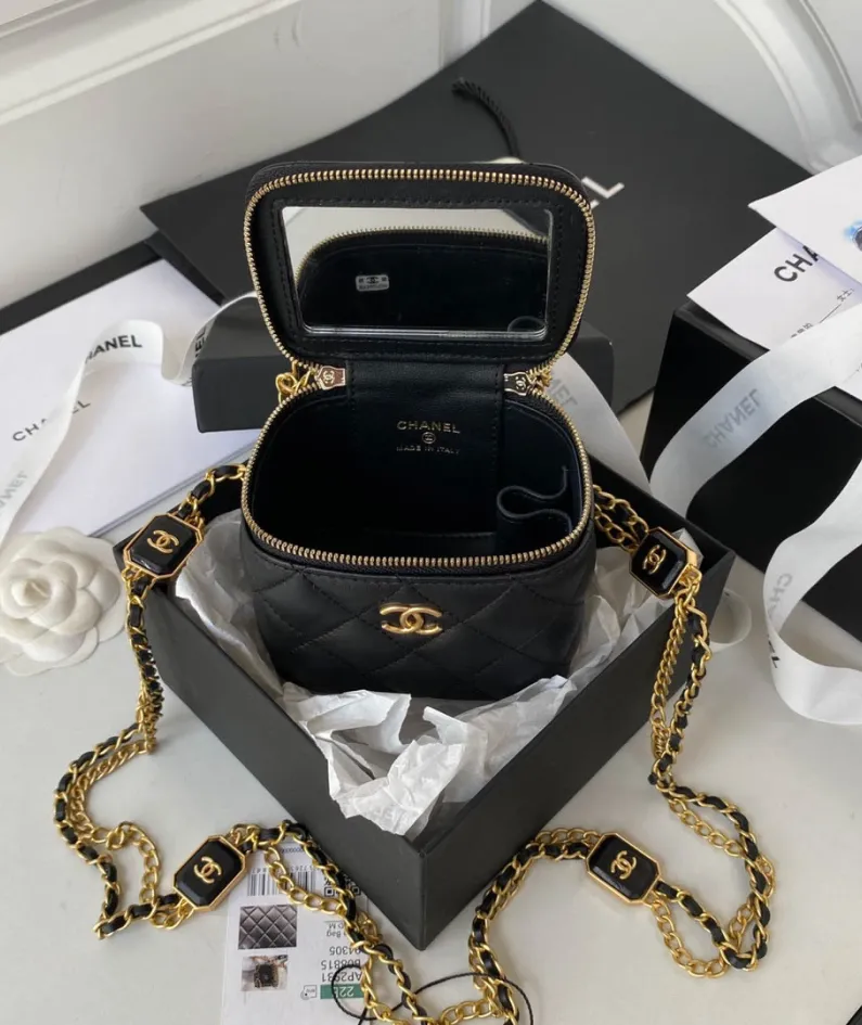 Chanel size: 11*8.5*7cm