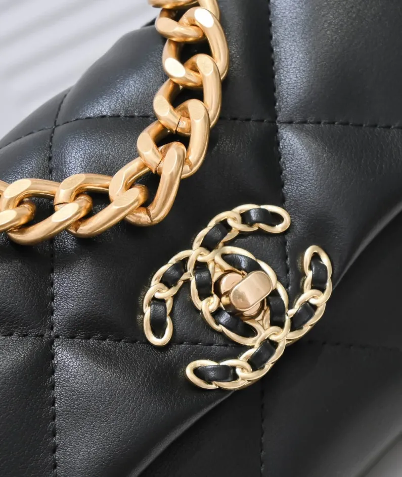 Chanel Style: 9009. Size: 20cm.