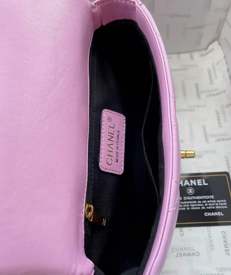 Chanel size: 21x12cm