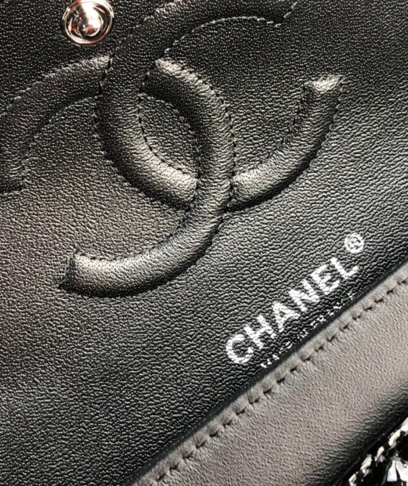 Chanel patent leather pouch size:25.5cm Ident No.: 1112