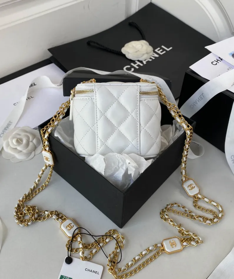 Chanel size: 11*8.5*7cm