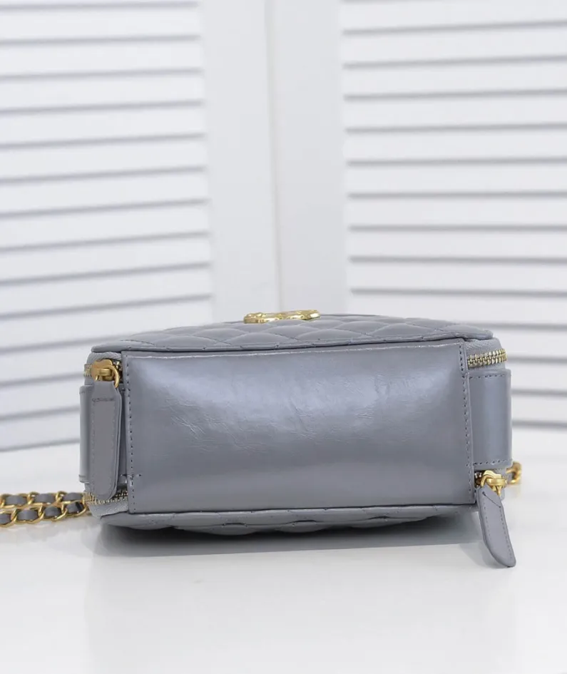 Chanel Size: Large 13.5*18.5x7.5cm Style Number: 9055