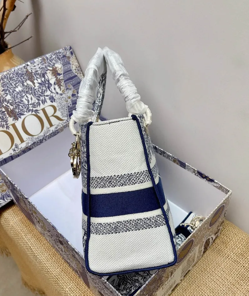Lady D-Lite 5-panel embroidery Size: 24 x 20 x 11 cm