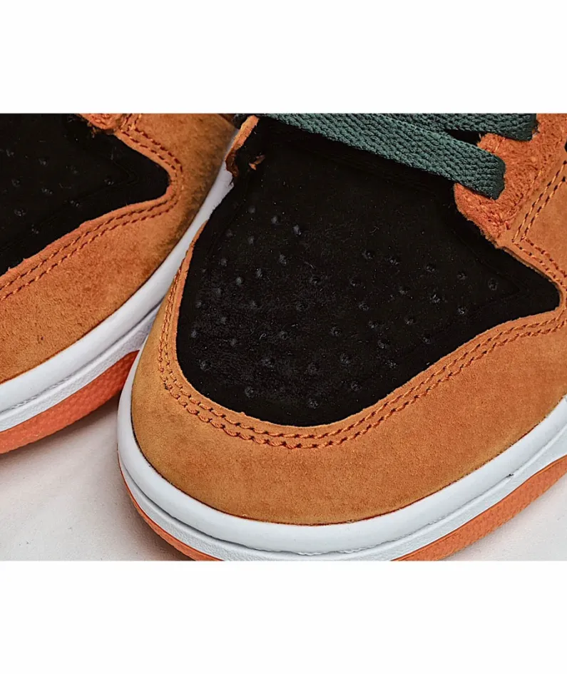 Nike SB Dunk Low SPCeramic Low Top Sneakers