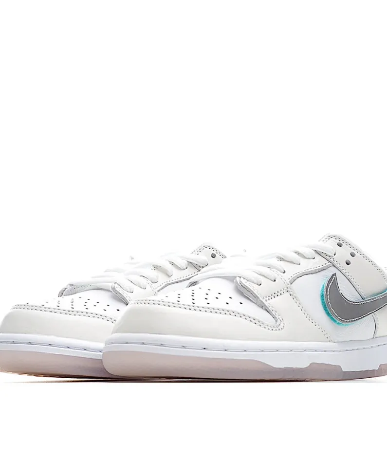 Nike SB Dunk Low Low-Top Sneakers