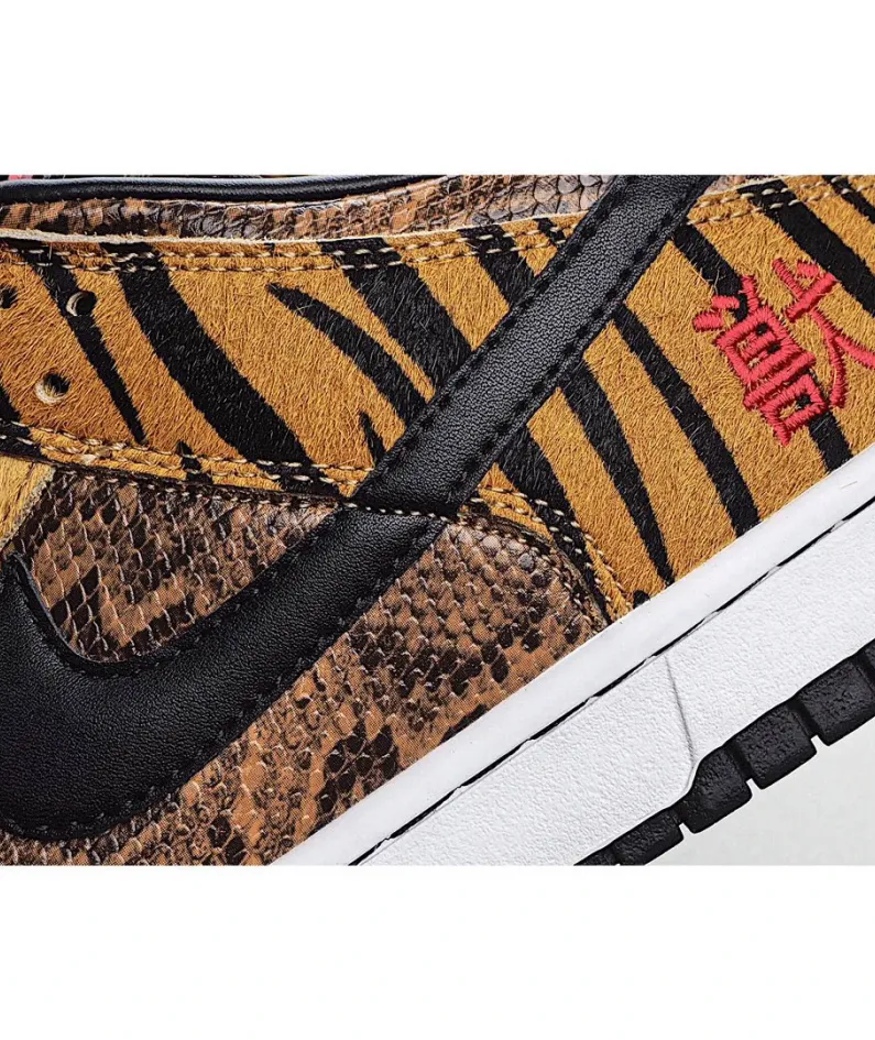 Nike SB Dunk Low Low-Top Sneakers