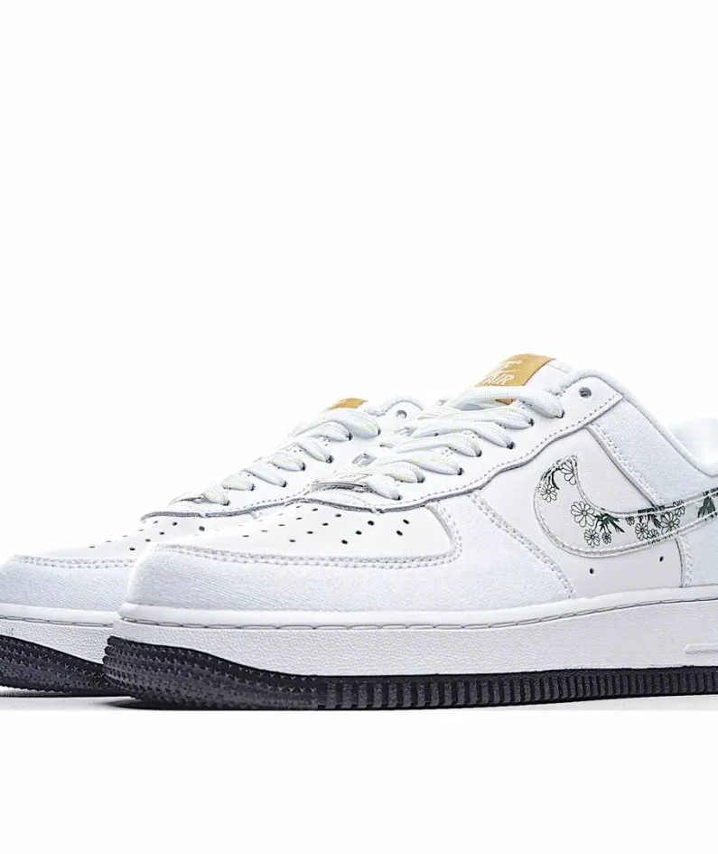 Nike Air Force 1 07 Low Top Sneakers