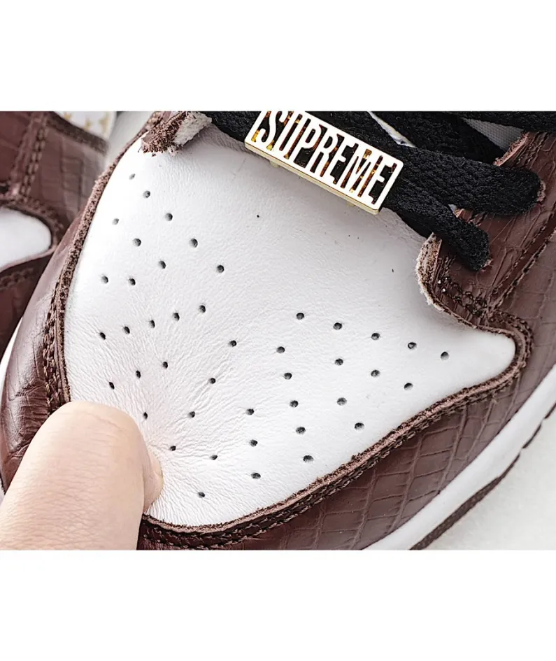 Supreme x  Nike SB Dunk Low