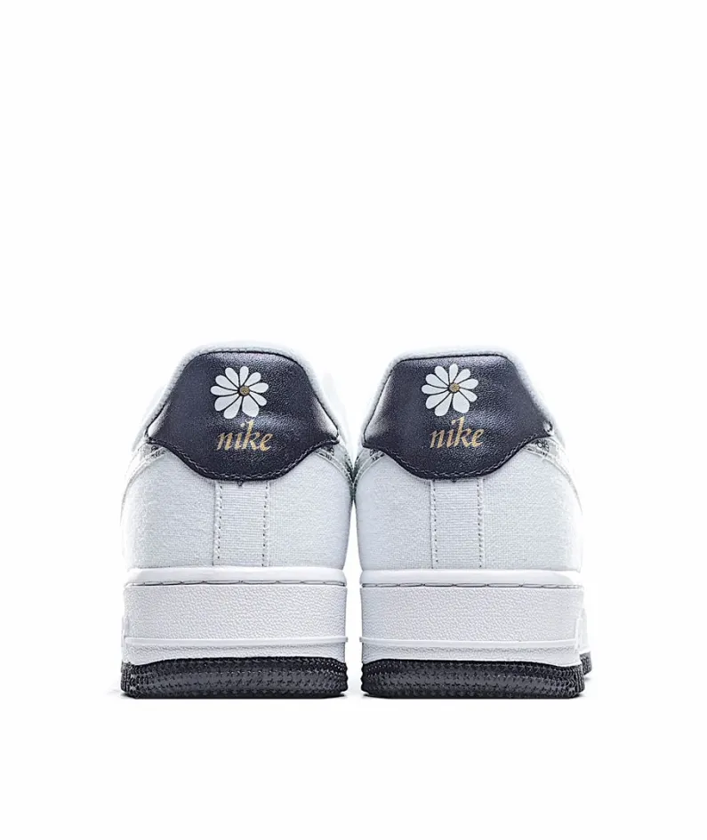 Nike Air Force 1 07 Low Top Sneakers