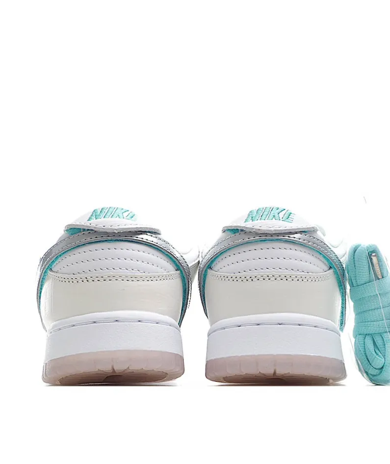 Nike SB Dunk Low Low-Top Sneakers